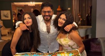 فيديو- تامر حسني ومحمد منير يحتفلان بـ الذوق العالي مع بنات محمد رحيم فيديو- تامر حسني ومحمد منير يحتفلان بـ الذوق العالي مع بنات محمد رحيم