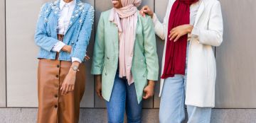 الحجاب مع الكاب أو البليزر الطويل: تنسيقات تليق بالأناقة الرسمية