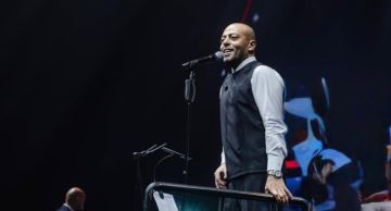 تامر عاشور يكشف سر ظهوره بالعكاز على المسرح: عانيت من آلام في الرباط الصليبي