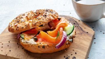 ساندويتش السلمون المدخن مع الخضار.. وصفة صحية في دقائق ساندويتش السلمون المدخن مع الخضار.. وصفة صحية في دقائق