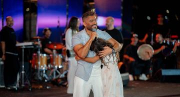 فيديو- معجبة تقتحم المسرح وتحتضن تامر حسني ويسألها: طب هغني إزاي؟