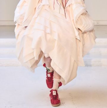 كيف تجعلين الحذاء الأحمر إكسسوارا حياديا في إطلالاتك؟ كيف تجعلين الحذاء الأحمر إكسسوارا حياديا في إطلالاتك؟