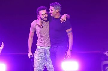 بعد ردها على متابعة انتقدت ظهوره بالحلق ... آسر ياسين: مافيش زي الأم يا جدعان