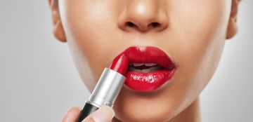 بين الأحمر والزهري.. إليك أبرز اتجاهات أحمر الشفاه لصيف 2025