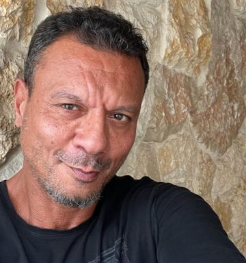 عباس أبو الحسن: فرحان انك هتغني مع بنت قاتل وقائد مذبحة ٢٠٠ الف شهيد وجريح بدم بارد