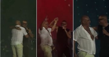 فيديو- عمرو دياب يستقبل محمد لطفي على مسرح حفله في العلمين: حبيبي وأخويا