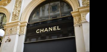 جزمة بكعب من اللؤلؤ آخر ابتكارات CHANEL ونجمة عالمية تروج له