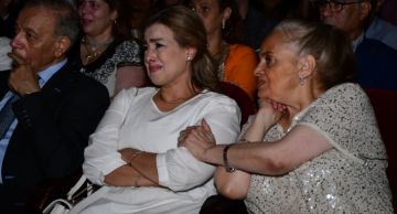 سيمون تبكي خلال تكريمها في مهرجان بردية السينمائي سيمون تبكي خلال تكريمها في مهرجان بردية السينمائي