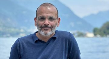 أيمن بهجت قمر يكشف سبب غيابه عن استلام تكريم والده في اليوم المصري للمسرح أيمن بهجت قمر يكشف سبب غيابه عن استلام تكريم والده في اليوم المصري للمسرح