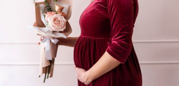 نصائح ذهبية لاختيار فساتين حوامل مخمل هذا الشتاء!