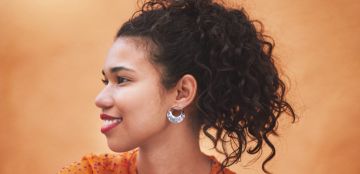 أبرز تسريحات شعر كيرلي مرفوع لإطلالة جذابة وعصرية