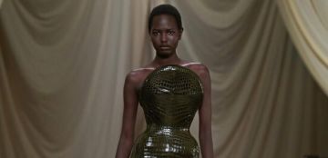 محمد آشي يختتم أسبوع الموضة في باريس بعرض كوتور ربيع وصيف 2026 بمزيج من الدراما والنحت