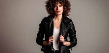 إليك أبرز الطرق لتنسيق جاكيت جلد اسود مع ملابسك الأنيقة