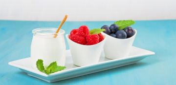 فوائد الزبادي قبل النوم: أسباب عديدة ستجعلك تتناولينه كل ليلة!