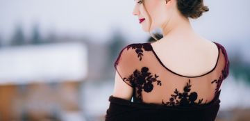 كيفية تنسيق فساتين مخمل مع شيفون بطريقة أنيقة