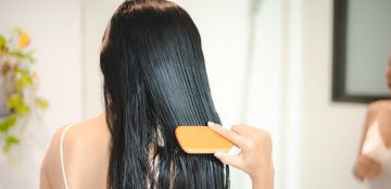بين فوائد تمشيط الشعر وهو مبلل والأضرار.. إليك الحقيقة!