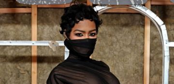 تيانا تايلور تتبنى الغرابة بإطلالة غير مألوفة من توقيع المصمم السعودي محمد آشي في عرض The Rip