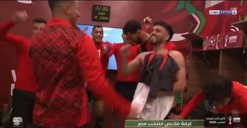 احتفالات منتخب مصر بالتأهل لنصف نهائي كأس أمم أفريقيا على أنغام أنا مش ديلر يا حكومة - ...