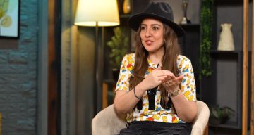 فيديو - مي كساب تستعيد واقعة لا تنساها في فرح فنانة شهيرة: لبست فستانا ضد مبادئي وتربيتي
