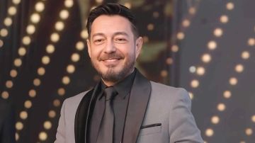 أحمد زاهر يحتفي بخطيب ابنته ملك في عرض مطلوب عائليا أحمد زاهر يحتفي بخطيب ابنته ملك في عرض مطلوب عائليا