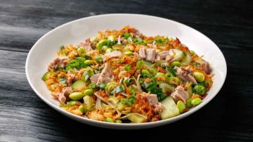 حضري سلطة التونة بالأرز المقرمش بنكهة آسيوية حضري سلطة التونة بالأرز المقرمش بنكهة آسيوية