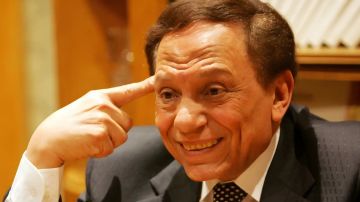 رامي إمام يوضح حقيقة صورة عادل إمام المتداولة