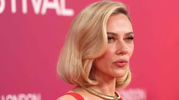سكارليت جوهانسون تفاجئ مايكل جياكينو بالعرض الأول لـ Ray Gunn