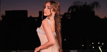 الضفيرة الطويلة تسرق الأضواء.. هنا الزاهد تختار تسريحة رومانسية في حفل The Best