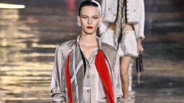 عرض Chanel في باريس يجدد إرث الدار ويستقطب النجمات