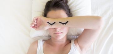المكياج يسبب انسداد المسام.. أبرز مخاطر النوم بمستحضرات التجميل