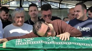 أتيلا طاش يودع ابنته في مشهد مؤثر.. تفاصيل وفاة ابنة الفنان التركي