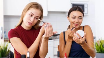 خطوات سريعة لتجديد المكياج خلال اليوم