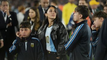 أبناء ميسي يبكون في أحضانه خلال وداعه الأخير للأرجنتين