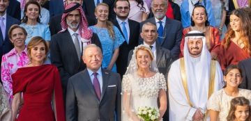 بين التقاليد الهاشمية والأناقة العصرية.. عقد قران الأميرة سارة بنت فيصل بن الحسين وعلي الصواف في قصر زهران بين التقاليد الهاشمية والأناقة العصرية.. عقد قران الأميرة سارة بنت فيصل بن الحسين وعلي الصواف في قصر زهران