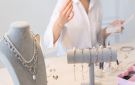 تصنع المجوهرات أحيانا على شكل محزوز انعكاس.. إليك التفاصيل