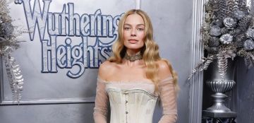 مارغوت روبي تتألق في عرض Wuthering Heights في سيدني بفستان من تصميم Ashi Studio