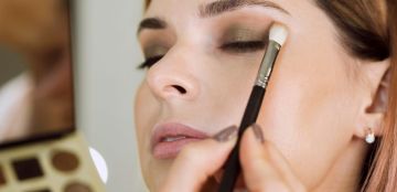 أحدث طرق وضع المكياج بالصور.. تابعي الخطوات بالتفاصيل أحدث طرق وضع المكياج بالصور.. تابعي الخطوات بالتفاصيل