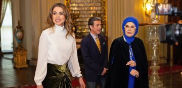 الملكة رانيا تتألق بإطلالة شتوية راقية في قصر دولمة بهجة بإسطنبول