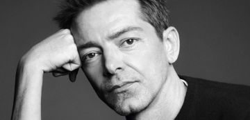 فيرساتشي تكتب فصلا جديدا بتعيين بيتر موليير مديرا إبداعيا للدار