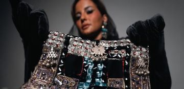 المصممة هبة الفراش تبتكر برقع نيوم ...جسر فني بين الماضي والمستقبل!