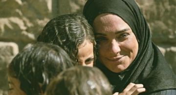 أول عربية تفوز بجائزة سيمرغ البلورية ... سلاف فواخرجي تهدي الجائزة لغزة وسوريا ومصر أول عربية تفوز بجائزة سيمرغ البلورية ... سلاف فواخرجي تهدي الجائزة لغزة وسوريا ومصر