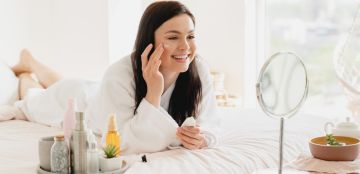 للحفاظ على إشراقة وجهك طوال اليوم.. طبقي روتين العناية بالبشرة صباحا ومساء