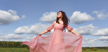 فساتين بأكمام طويلة من الشيفون.. سر الأناقة والإطلالة الراقية