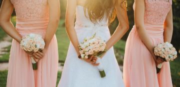 خطوات ونصائح مهمة لاختيار فساتين صديقات العروس