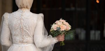 دليلك لإختيار أجمل فساتين زفاف محجبات عملية ومحتمشة