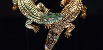 قلادة التمساح من كارتييه: قطعة فنية استثنائية سحرت قلوب النجمات