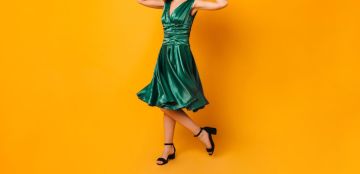 تعلمي كيفية تنسيق حذاء كعب مع فستان لونه اخضر