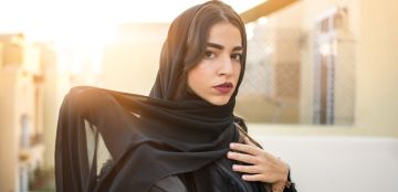 عبايات اللمسة الجميلة: الخيار الأمثل للسهرات الرمضانية!