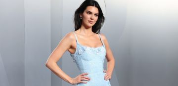 تفاصيل إطلالة كيندال جينر الساحرة: فستان شانيل مصمم خصيصا بلون الموسم في حفل فانيتي فير 2026