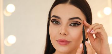 لجعلها تبدو أوسع.. تعلمي كيفية رسم أيلاينر للعيون الصغيرة 